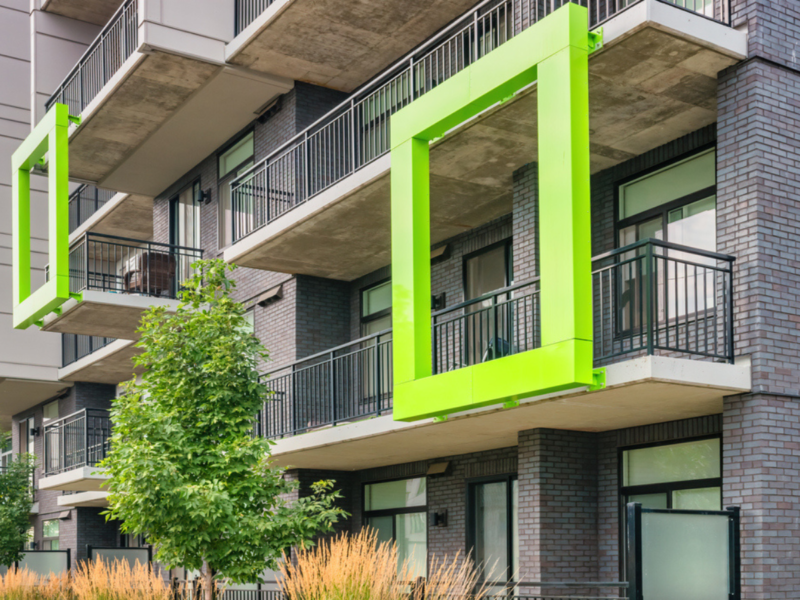 A climate resilient building. | Un bâtiment résistant au climat.